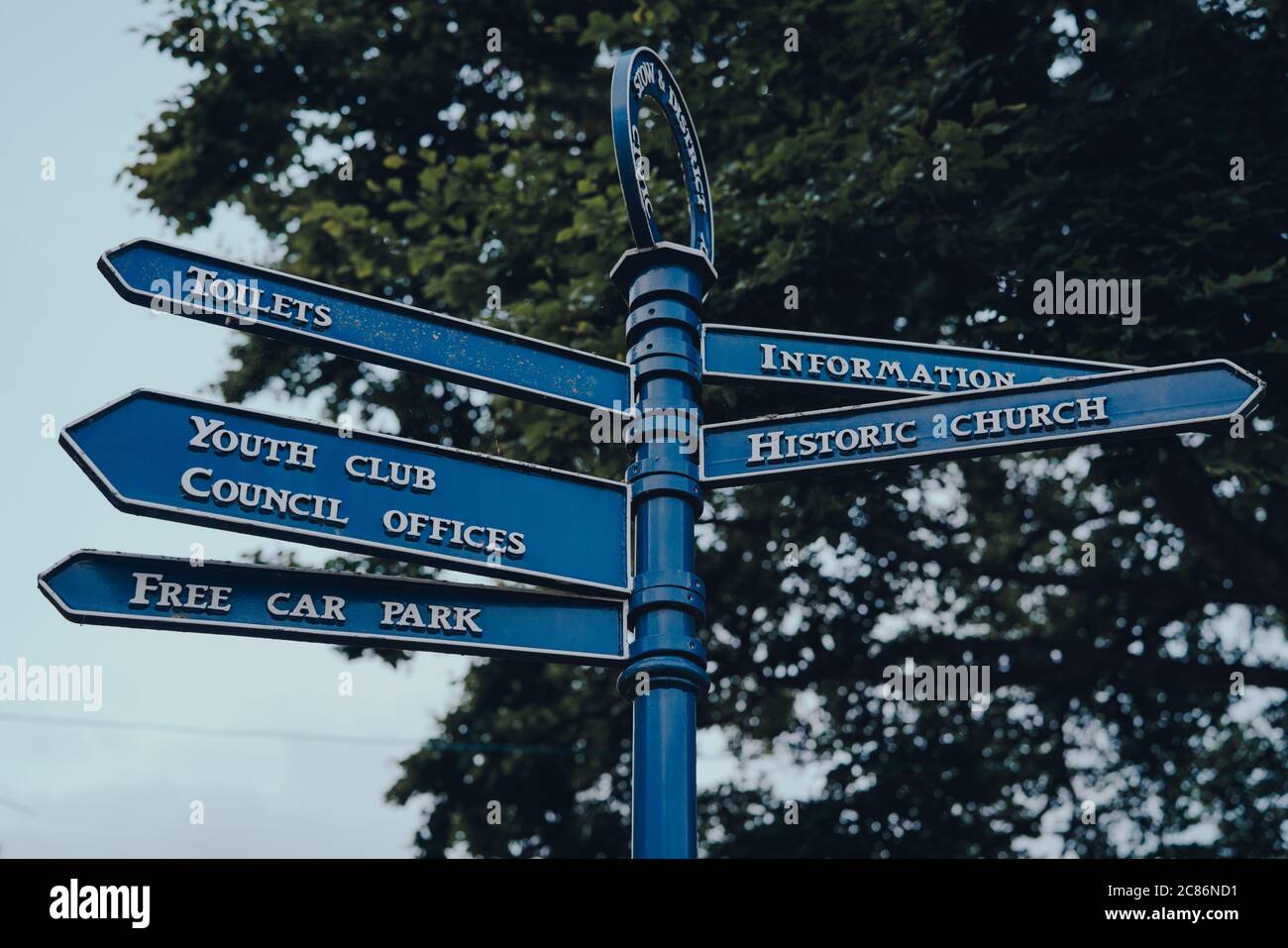 Stow-on-the-Wold, Royaume-Uni - 6 juillet 2020 : vue à angle bas des panneaux directionnels sur la perche à Stow-on-the-Wold, une ville marchande des Cotswolds bâbord de la fosse romaine Banque D'Images