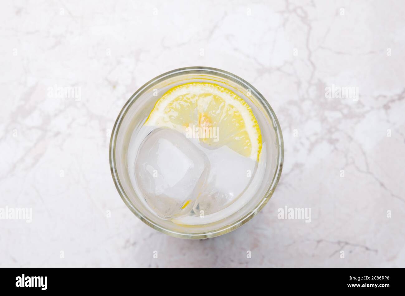 Cocktail avec glace et tranche de citron sur fond clair Banque D'Images