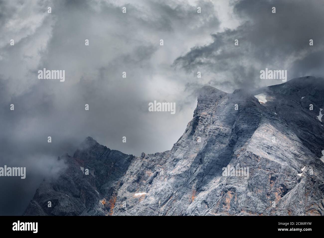 Des nuages de tempête spectaculaires surent le pic de Zugspitze en été Banque D'Images