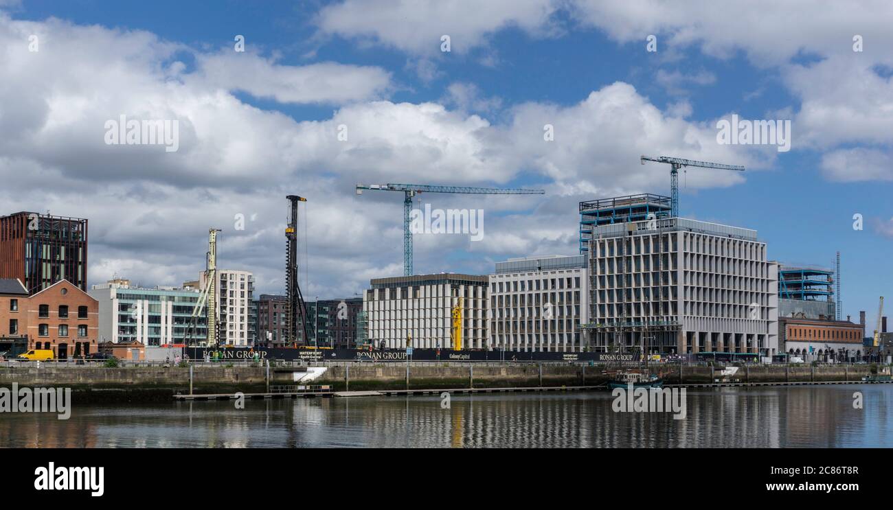 Travaux de construction en cours sur le projet de développement du centre sud du front de mer de Ronan Group/Colony Capital, sur le quai nord de la rivière Liffey. Banque D'Images