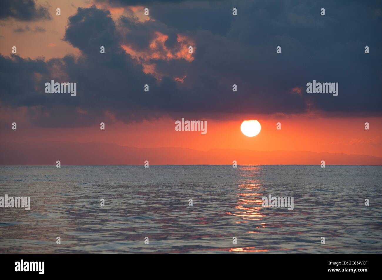 Lever de soleil au-dessus du sud du Costa Rica, Amérique centrale ( Océan Pacifique oriental ) Banque D'Images