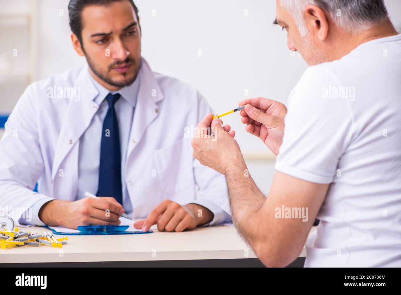 Patient souffrant du diabète médecin traitant Banque D'Images