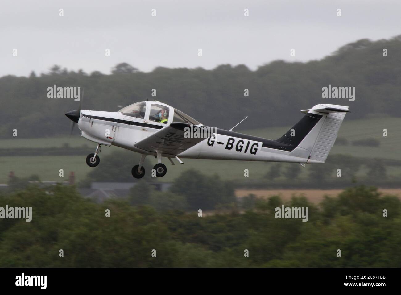 G-BGIG, un Piper PA-38-112 Tomahawk privé, à l'aéroport de Prestwick en Écosse. Les pilotes portent des masques pour prévenir la propagation du coronavirus. Banque D'Images