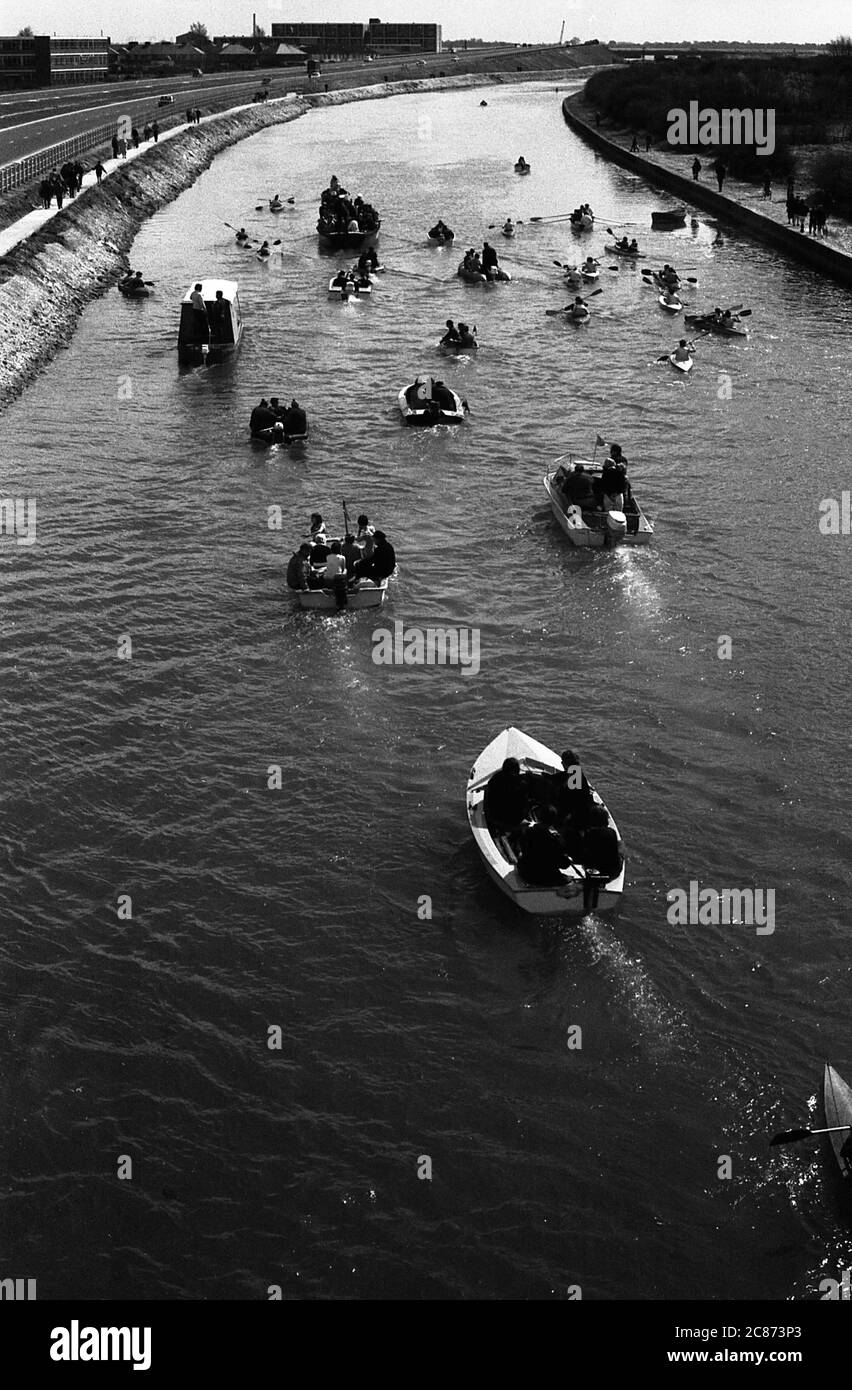 AJAXNETPHOTO. 19 AVRIL 1970. PORT CREEK PORTSMOUTH, ANGLETERRE. - PORT CREEK RÉ-OUVRE APRÈS 31 ANS - FLOTTILLE DE PRÈS DE 50 PETITS BATEAUX DIRIGÉE PAR LE MAIRE DE PORTSMOUTH ALD. W.J. EVANS EMBARQUÉ DANS LANGSTONE HRBOUR LAUNCH CAMBERLEE TRANSITE LE RUISSEAU DE PORTSBRIDGE AU PORT DE LANGSTONE APRÈS QUE LE RUISSEAU A ÉTÉ ROUVERT À LA NAVIGATION APRÈS AVOIR ÉTÉ FERMÉ FO 31 ANS. IL A ÉTÉ FERMÉ EN 1939 PAR L'INSTALLATION D'UN PONT-BASCULE DE SECOURS. PHOTO : JONATHAN EASTLAND/AJAX. REF : 357028 202206 70 Banque D'Images