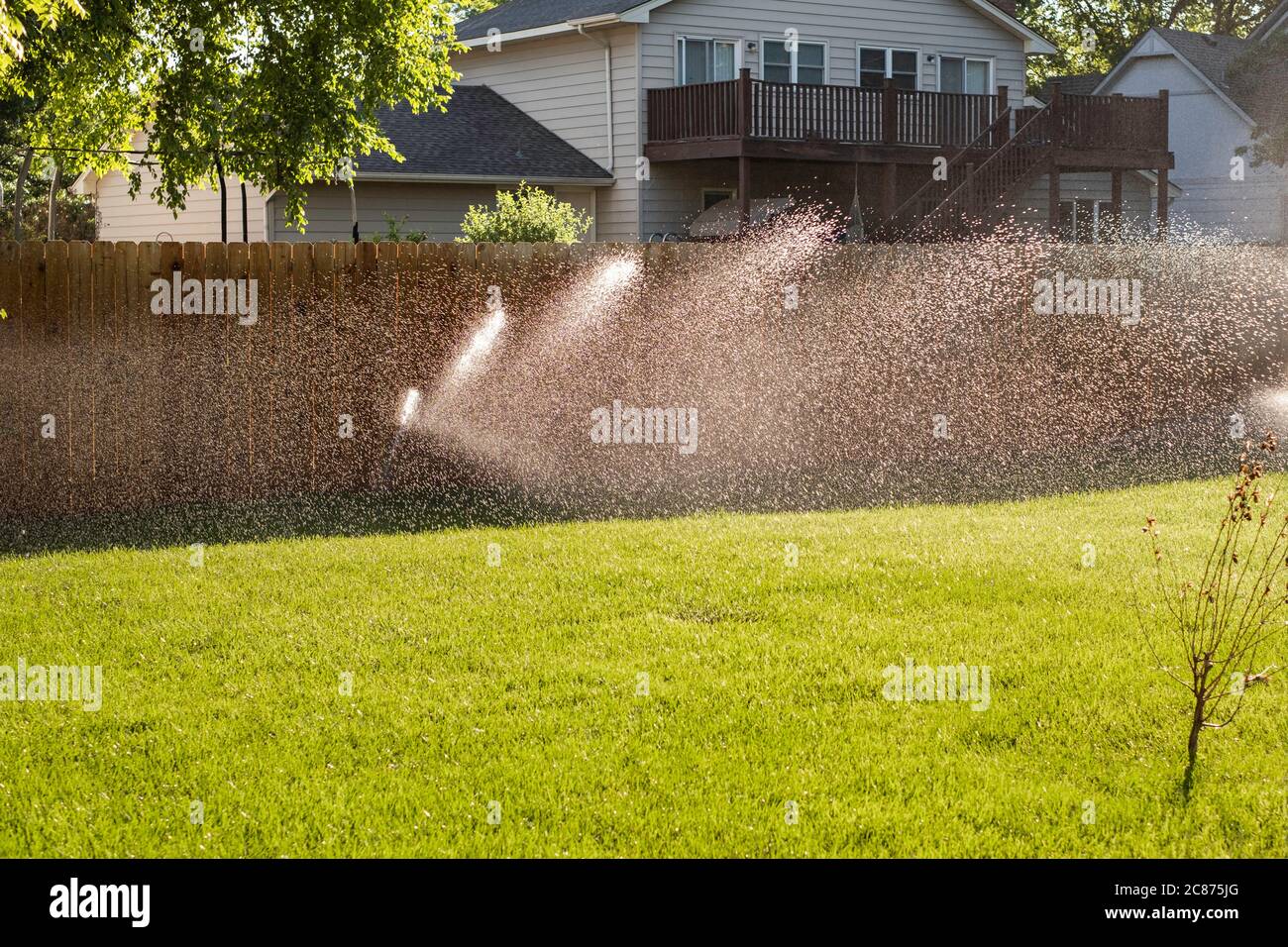 Un système d'arrosage en sol arrosoir une pelouse à Wichita, Kansas, États-Unis. Banque D'Images