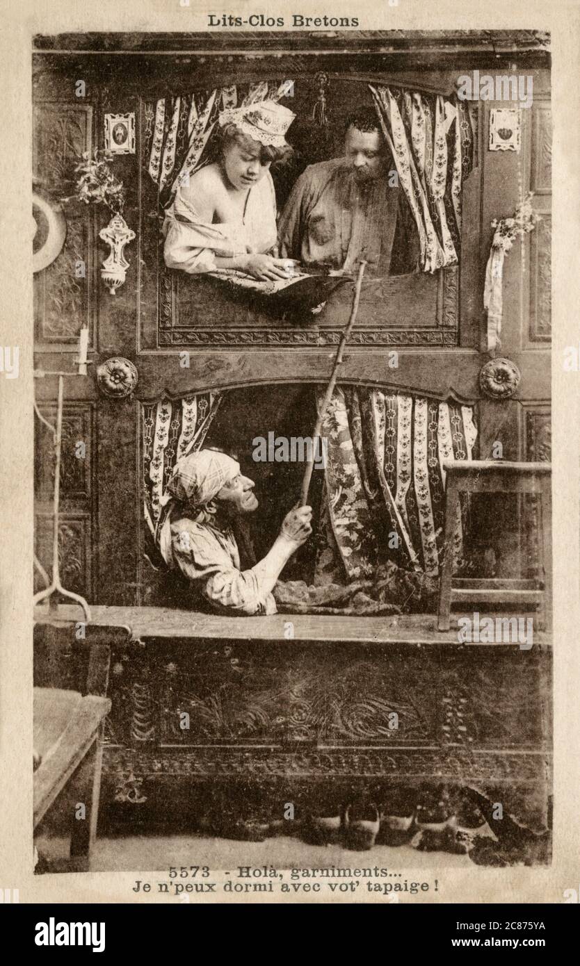 Couple français dans un clos breton éclairé, avec père en dessous: 'Je ne peux pas dormir avec la raquette que vous y faites!' Date: Vers 1900 Banque D'Images