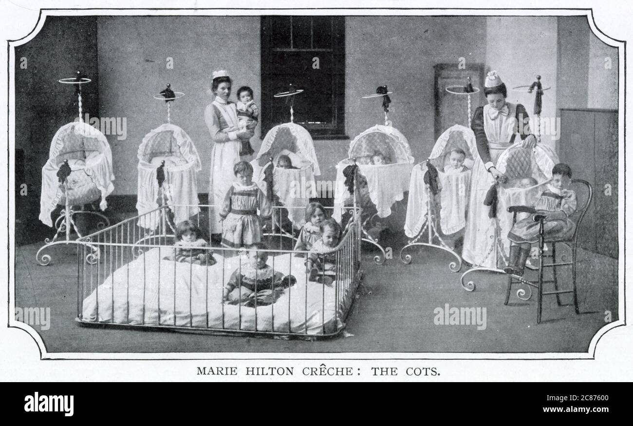 Marie Hilton Creche, Stepney Causeway, Londres. Hilton a mis en place un établissement d'environ 100 enfants âgés de trois semaines à cinq ans à soigner. Les parents pauvres pouvaient payer deux penny par jour pour que leur enfant soit nourri, reposé et habillé de vêtements fraîchement lavés, puis y retourner après le travail le soir. Date: 1900 Banque D'Images