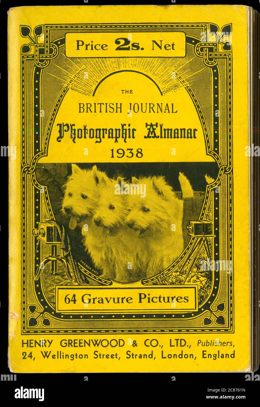 Couverture du British Journal Photographic Almanac de 1938, avec une photo des Thomas Fall Studios (voir 10125916 pour l'image originale utilisée) de trois West Highland Terriers ('Westies') debout joyeusement dans un canon (propriétaire: Innes). Date: 1938 Banque D'Images