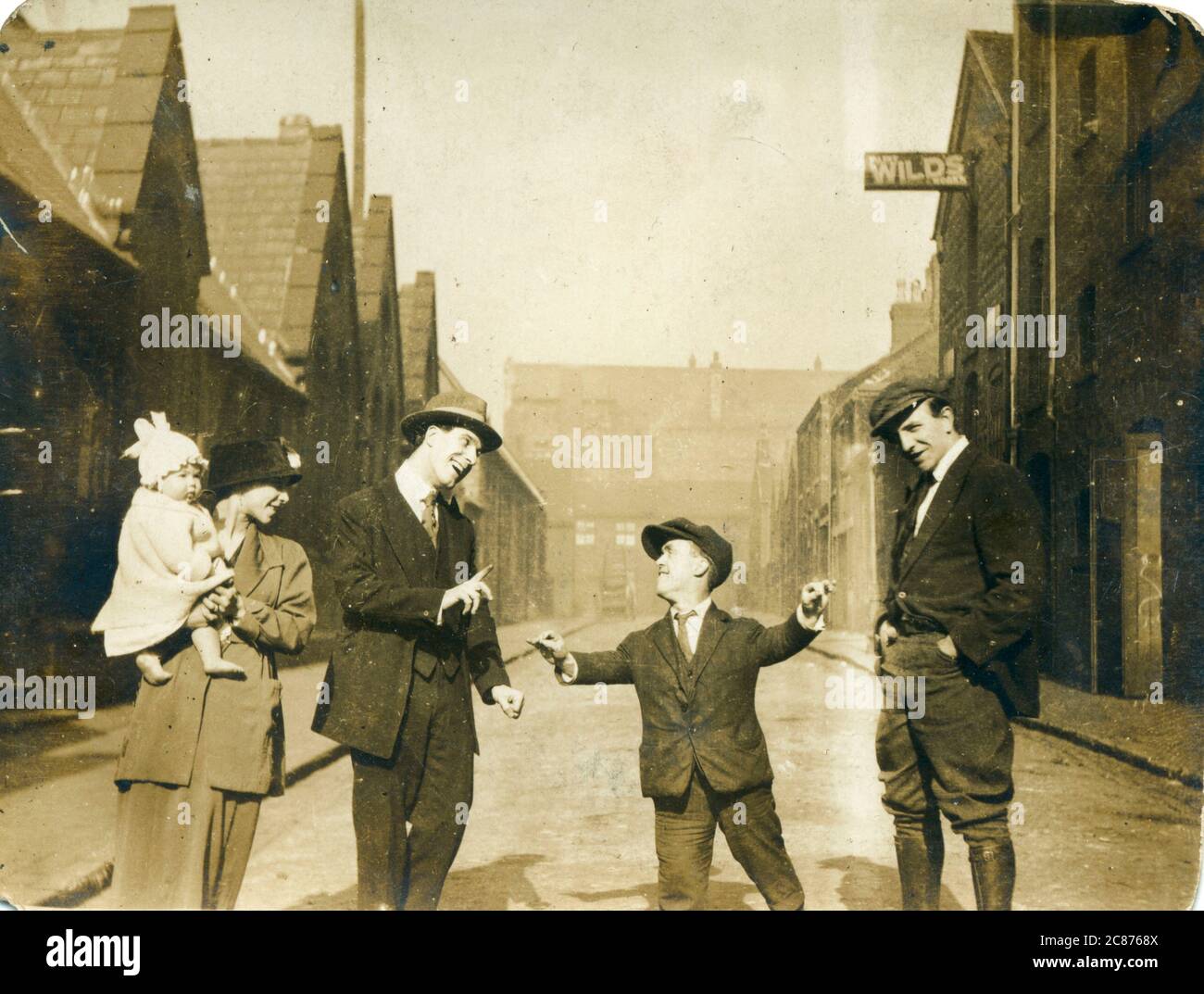 Groupe de personnes, éventuellement membres de la famille, y compris un homme de croissance restreinte (nanisme), années 1920. Date: 1920 Banque D'Images