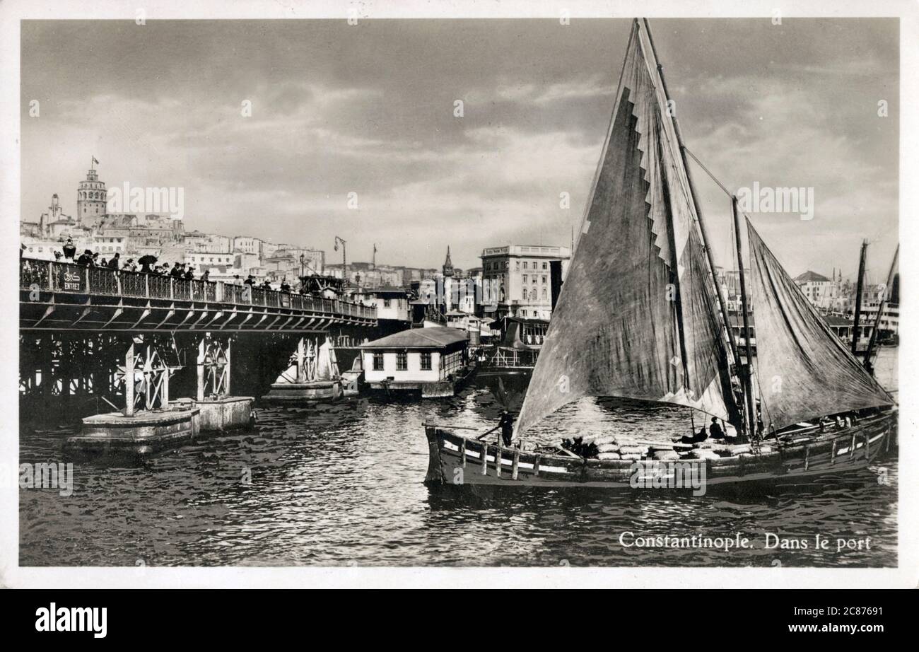 Le pont de Galata au-dessus de la Corne d'Or, Istanbul, Turquie Date : 1939 Banque D'Images