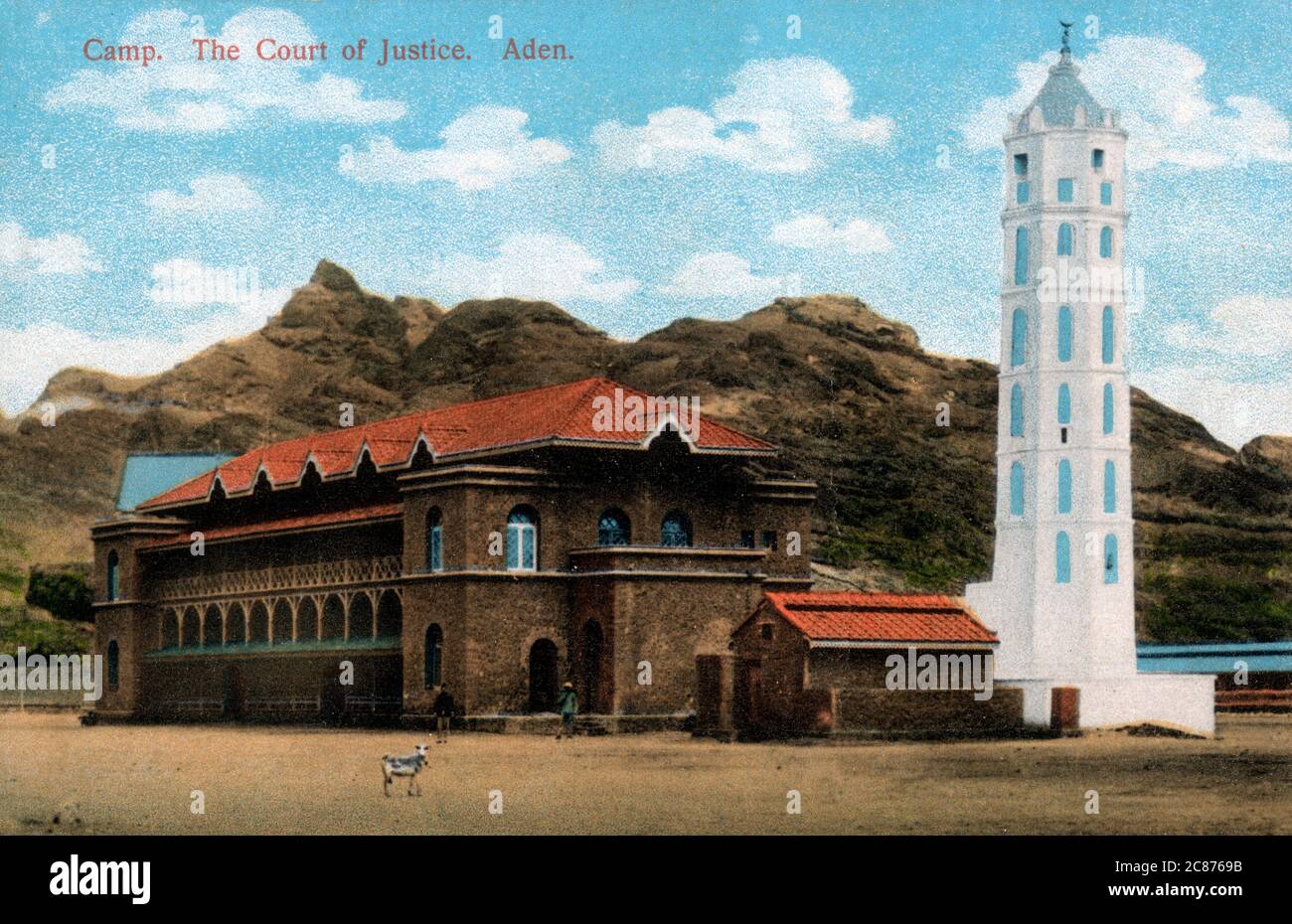 La Cour de justice et l'ancien Minaret, Aden, Yémen - dans les champs du camp militaire britannique. Date: Vers 1910 Banque D'Images