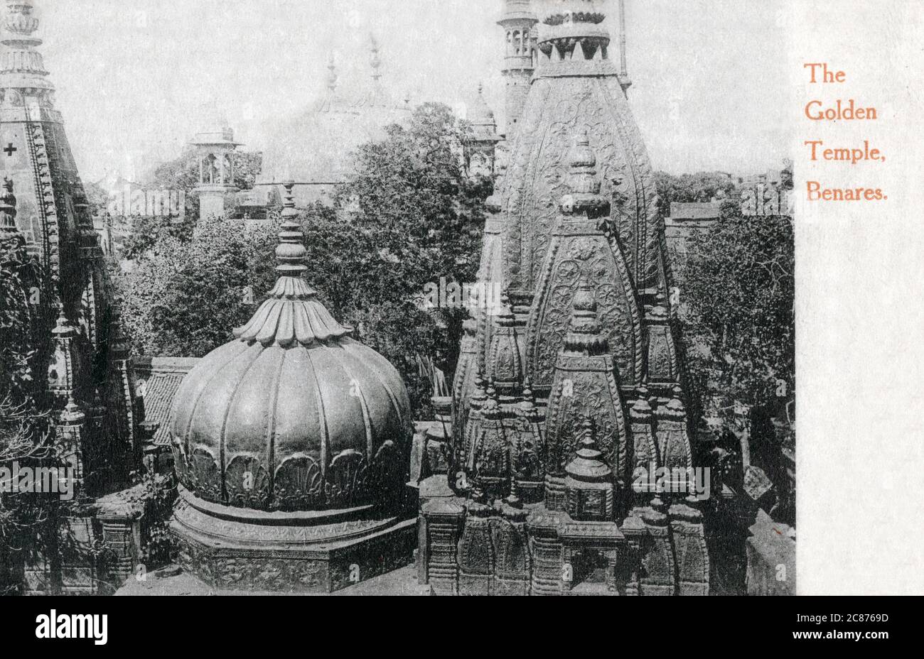 Le temple Shri Kashi Vishwanath (Temple d'or) dédié à Lord Shiva, Varanasi (Benares), Uttar Pradesh, Inde. Le Temple se trouve sur la rive ouest du fleuve Saint Ganga, et est l'un des douze Jyotirlingas, le plus sacré des temples de Shiva Date : 1908 Banque D'Images