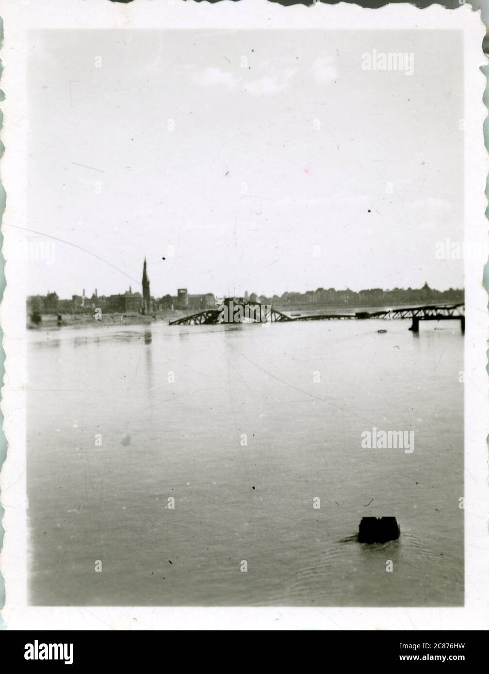 Le pont Oberkasseler détruit - fin de la Seconde Guerre mondiale, le Rhin, Dusseldorf, Rhénanie du Nord-Westphalie, Allemagne. Banque D'Images