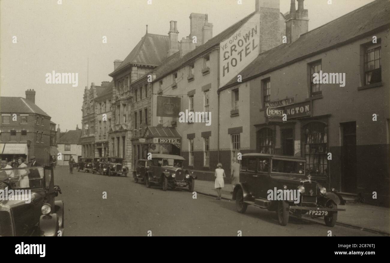 YE Olde Crowne Hotel (voitures anciennes : Morris Cowley (R), Humber (R2), Talbot (L)), Angleterre. Banque D'Images