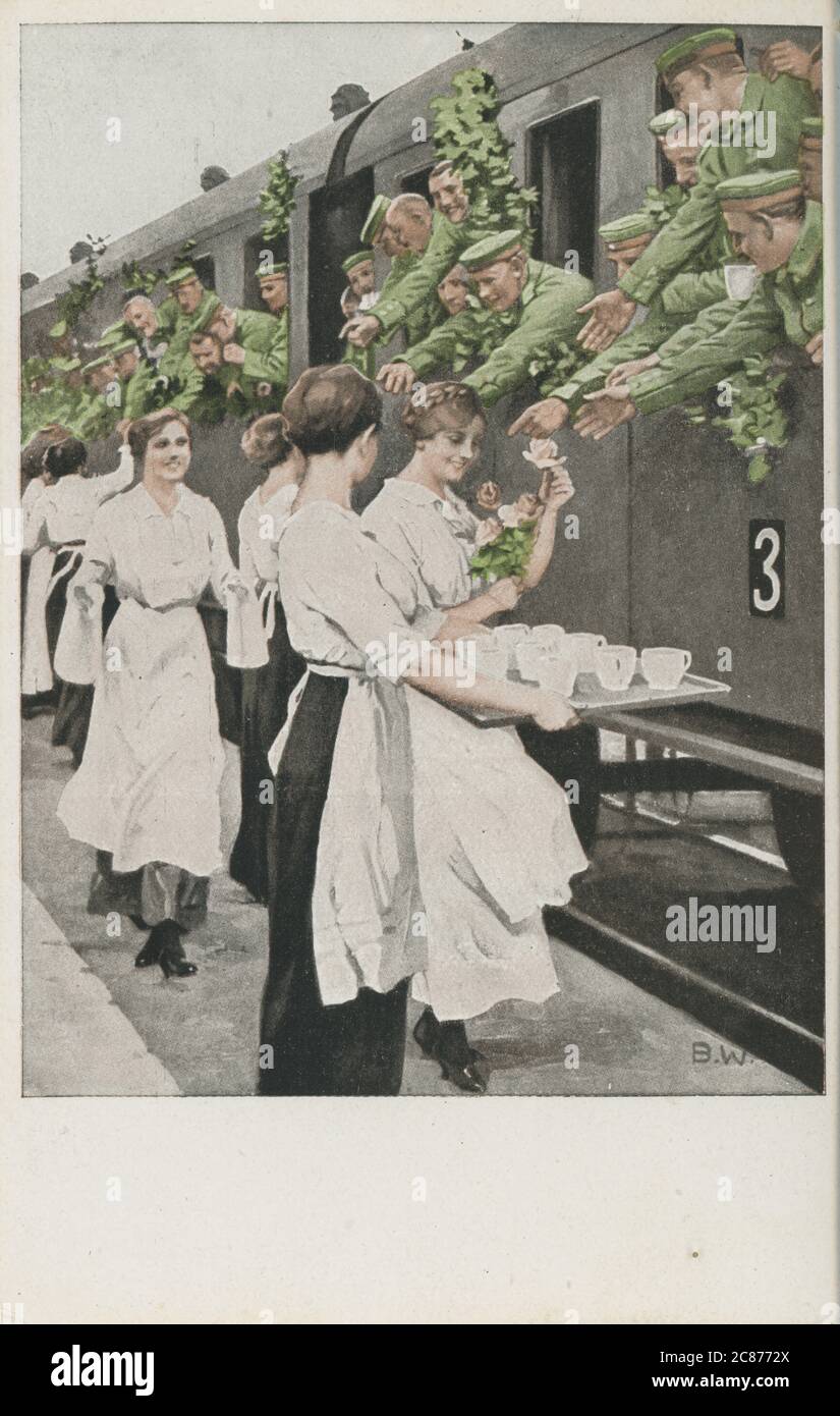 WW2 Austrian Girls Serving Tea à un train de troupes. Banque D'Images