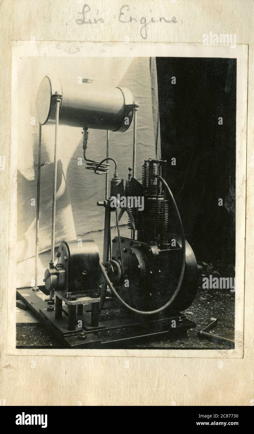 Moteur à combustion interne stationnaire Edwardian - essence , refroidi par air, alimenté par gravité, Angleterre. Banque D'Images