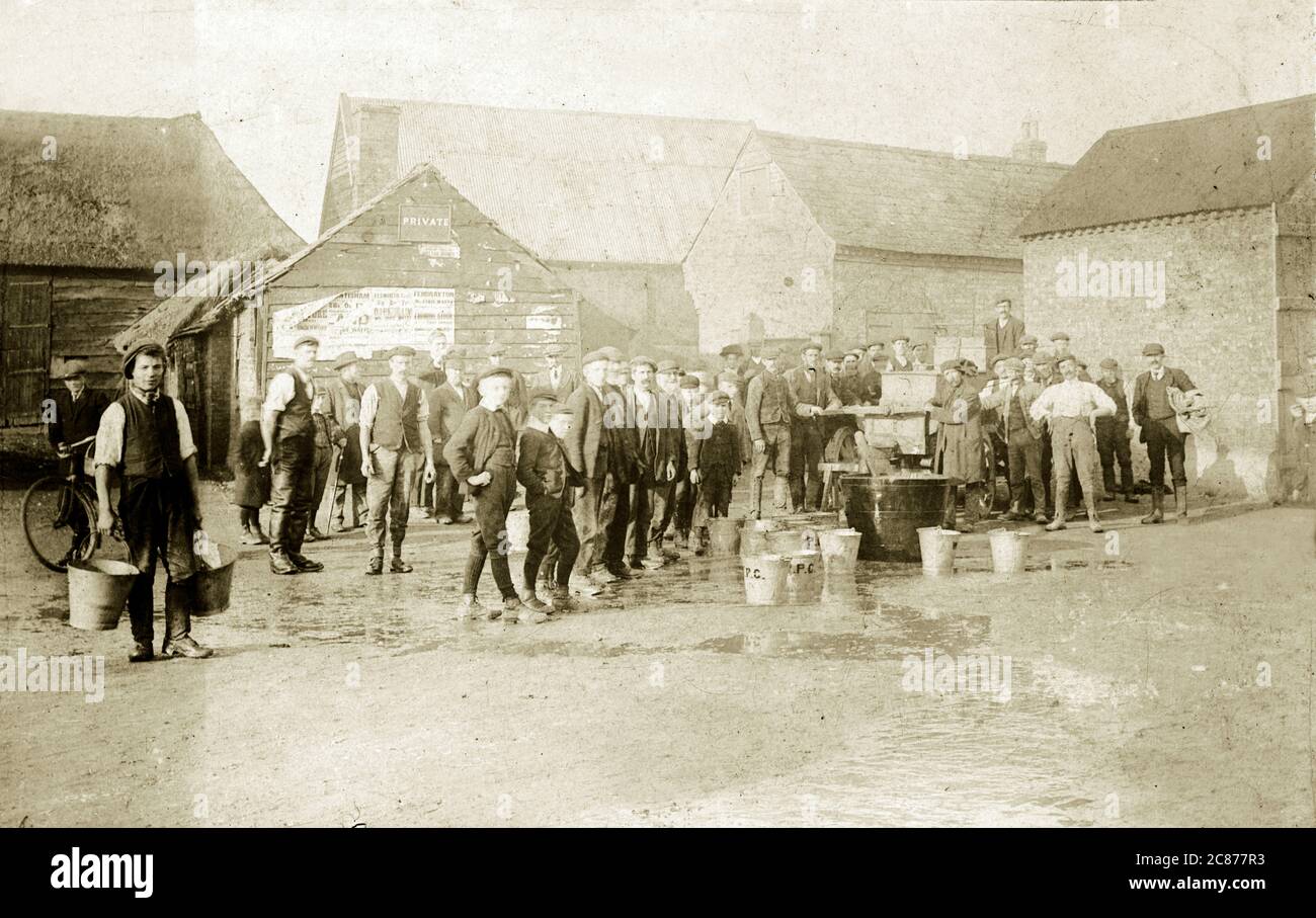 Appel d'offres de feu à main (pratique de pompier), (considéré comme le Conseil de paroisse de Willingham. Les affiches lisent Fen Drayton, Bluntisham et Elsworth), Cambridge, Angleterre. Banque D'Images