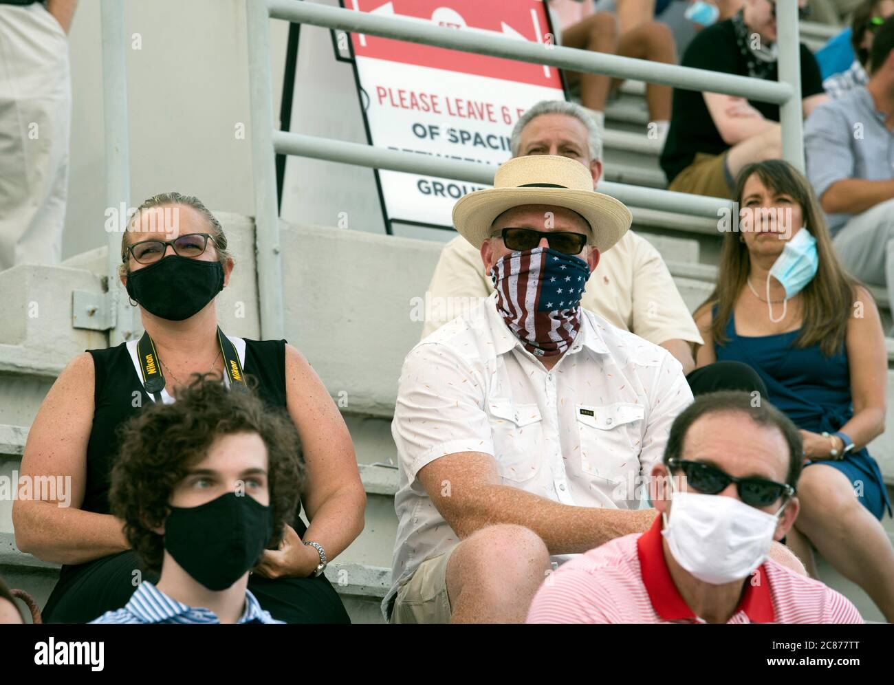 Marietta, GA, États-Unis. 20 juillet 2020. Les parents regardent des stands alors que les aînés de l'école secondaire George Walton ont finalement pu participer aux cérémonies de remise des diplômes. Crédit : Robin Rayne/ZUMA Wire/Alay Live News Banque D'Images