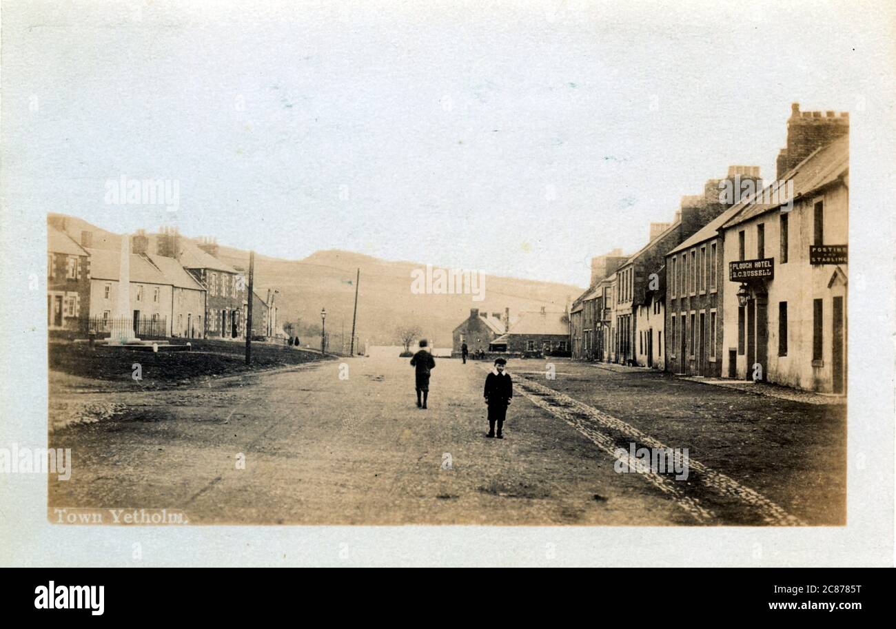 High Street (avec l'hôtel Plough), Town Yetholm, Kelso, Roxburghshire, Écosse. Date : 1900s Banque D'Images