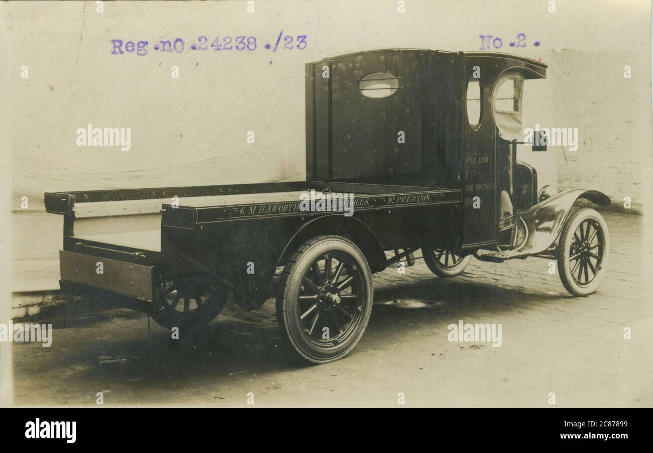 Camion de ferme Ford vintage - (cm Howarth), Brocholes supérieurs, Preston, Lancashire, Angleterre. Banque D'Images