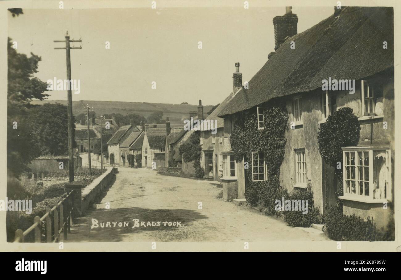 High Street, Burton Bradstock, Bridport, Dorset, Angleterre. Date: 1920 Banque D'Images