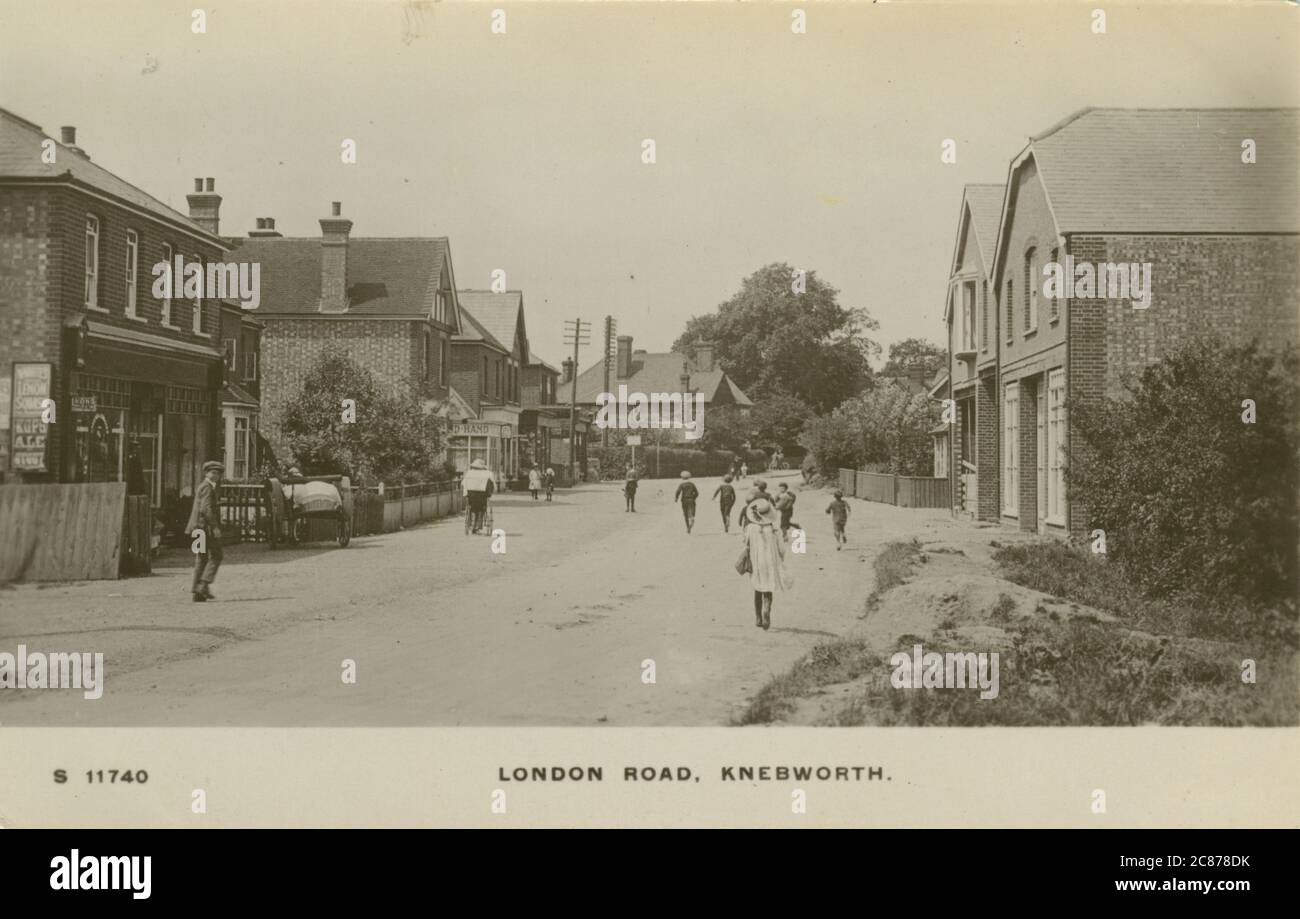 London Road, Knebworth, Stevenage, Hertfordshire, Angleterre. Date: 1917 Banque D'Images