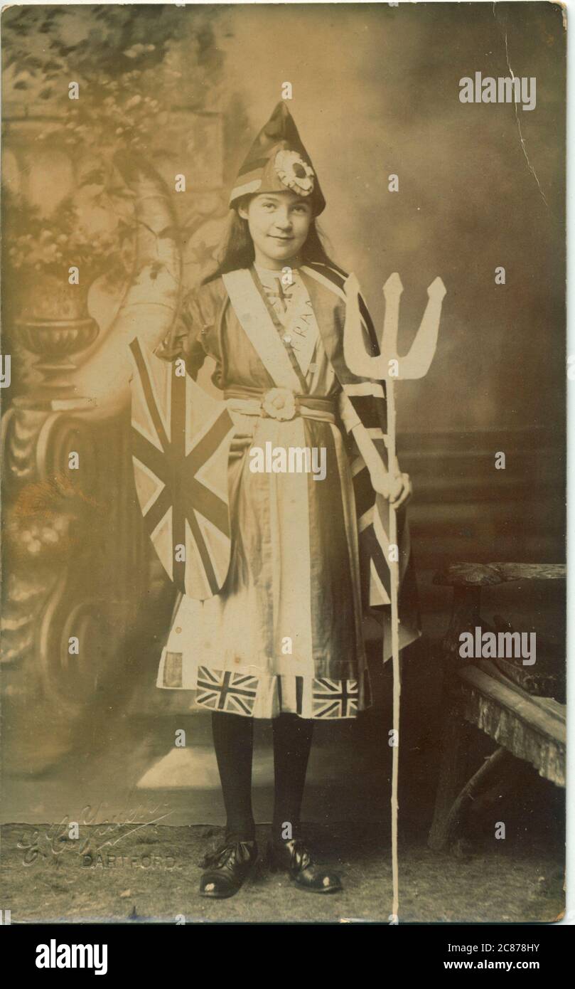 Une jeune fille dans un costume de fantaisie fabuleusement patriotique comme Britannia. Banque D'Images