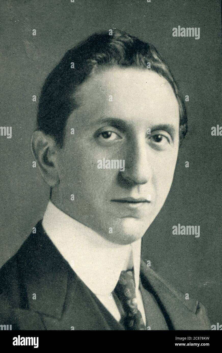 Sir Isidore Salmon (1876-1941), co-fondateur de Salmon and Gluckstein Tobacconists qui a évolué pour devenir l'empire de restauration J. Lyons. Salmon était gérant et directeur du J. Lyons au moment où cette photographie a été prise (1909), puis directeur général en 1910 et plus tard président en 1929. Il est élu député conservateur de Harrow en 1924. Banque D'Images