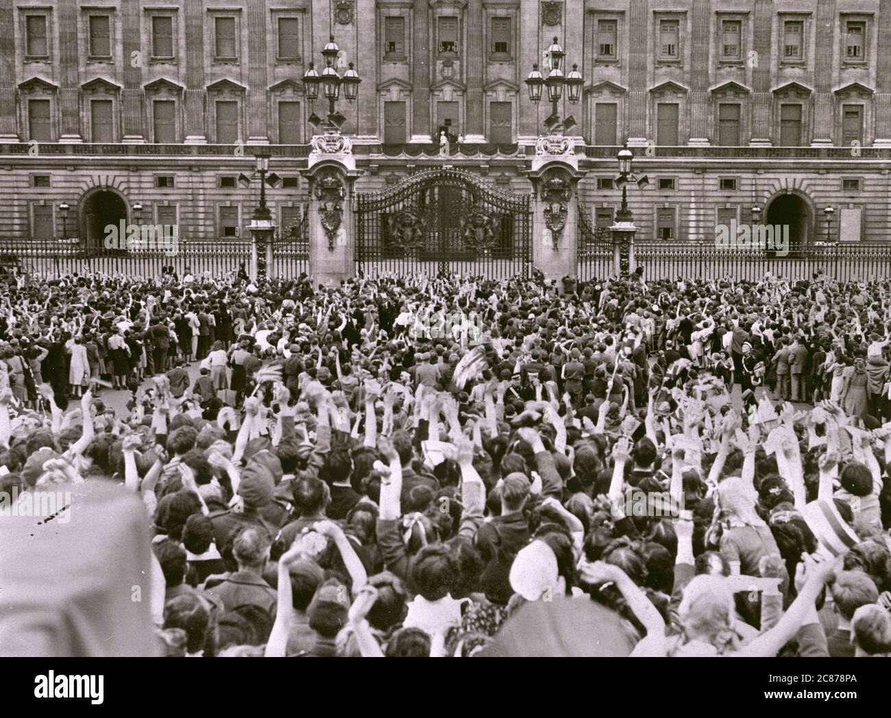 VE Day. Une foule énorme au palais de Buckingham acclamant l'apparition de la famille royale sur le balcon. Banque D'Images
