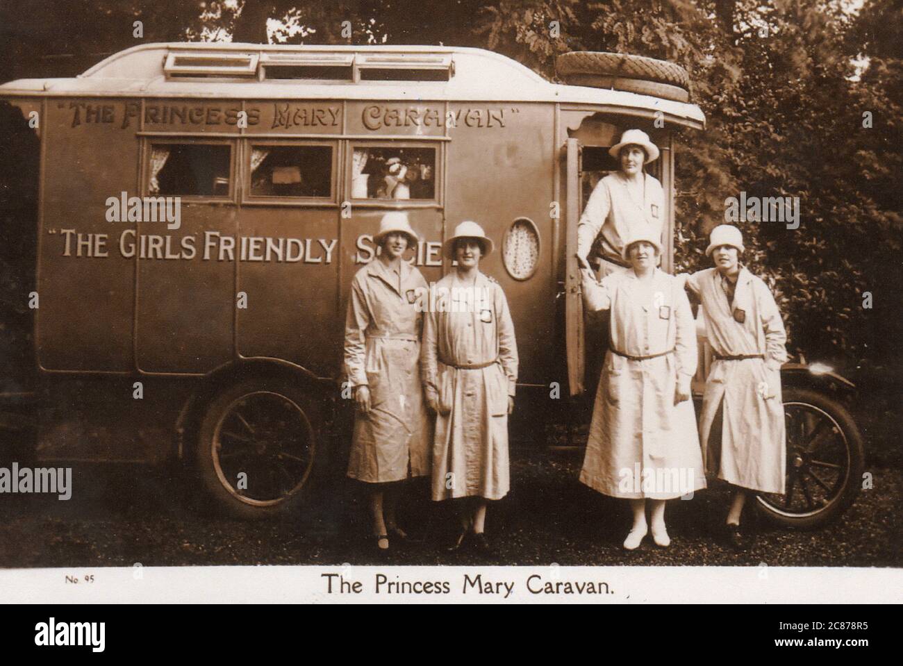 La princesse Mary Caravan. La Société amicale des filles a soutenu les jeunes femmes en aidant à trouver du travail, en fournissant des auberges etc. La caravane, montrée ici avec les travailleurs de GFS, a été achetée en 1922 comme une unité de publicité mobile, le coût étant pris en charge par la princesse Mary, un fervent défenseur de la Société. Date: Vers 1922 Banque D'Images