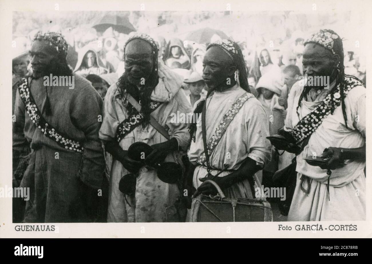 Musiciens Gnawa - groupe ethnique habitant le Maroc et l'Algérie au Maghreb. La musique Gnawa est caractérisée par l'instrumentation. Grandes calanettes en fer lourd connues sous le nom de qraqab ou krakebs comme montré dans cette photo caractéristique fortement. Gnawas exécute une liturgie complexe, appelée lila ou derdeba. Date: Vers les années 1950 Banque D'Images