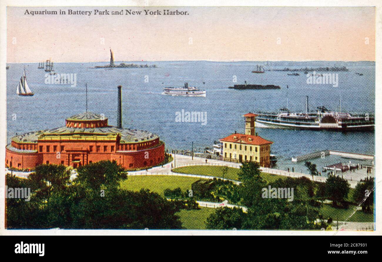 Aquarium (anciennement fort Clinton) à Battery Park et New York Harbour, New York, États-Unis. Date : vers les années 1920 Banque D'Images