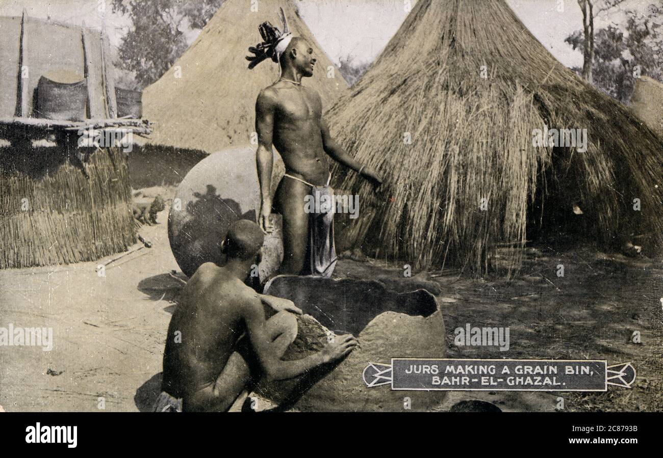 Hommes de la tribu Luwo qui font un bac à céréales dans la région de Bahr-el-Ghazal ('sea de Gazelles') du Sud Soudan, en Afrique. Les Luwo (également appelés Jur Chol et Luo de Bahr el Ghazal) sont un groupe ethnique nilotique qui vit dans les parties occidentales du Sud Soudan. Date : vers les années 1920 Banque D'Images