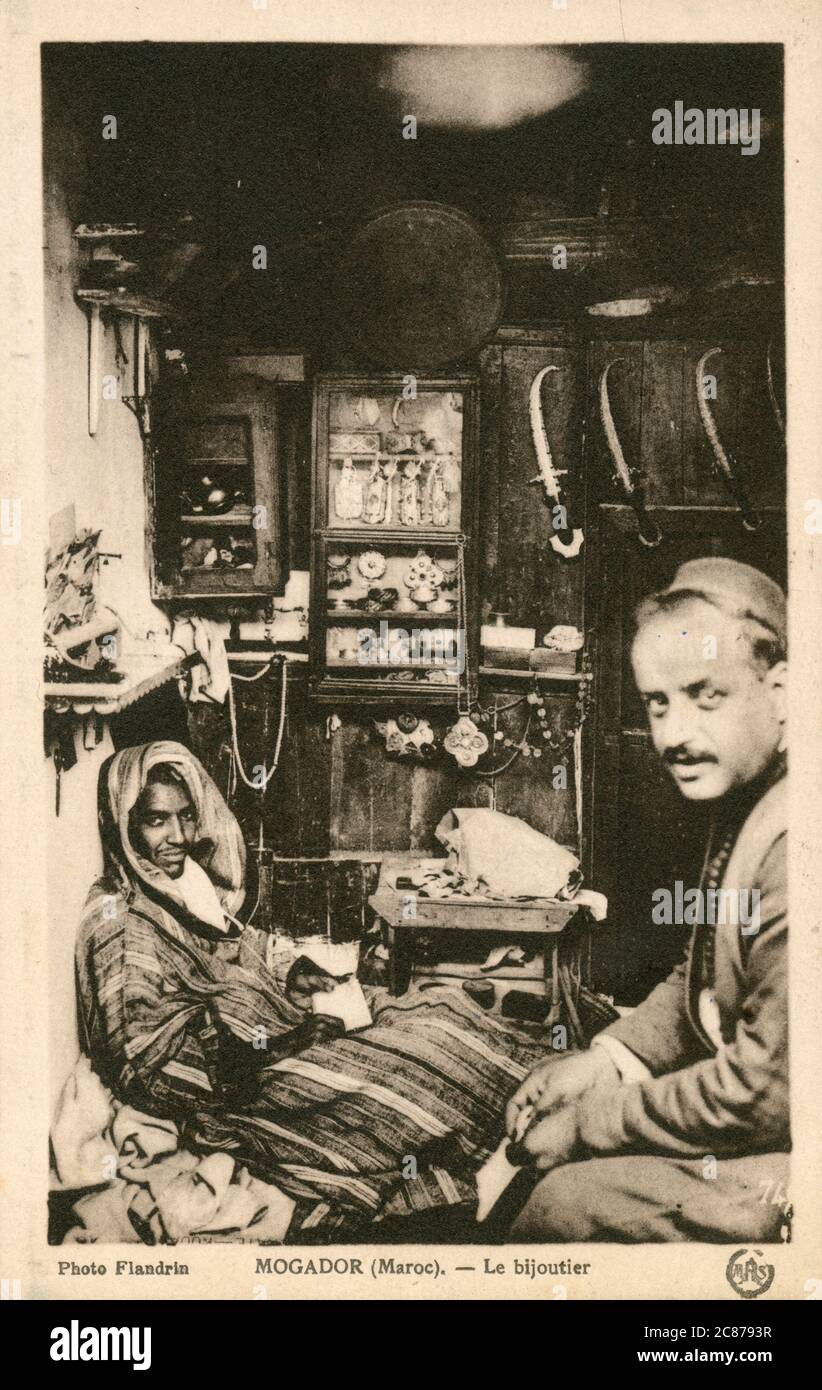 Un juif marocain dans son petit atelier à Essaouira (Mogador), au Maroc. Date: Vers 1910 Banque D'Images