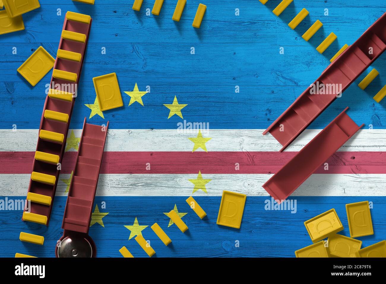 Drapeau du Cap-Vert sur fond national avec dominos sur table en bois. Vue de dessus. Concept de jeu. Banque D'Images