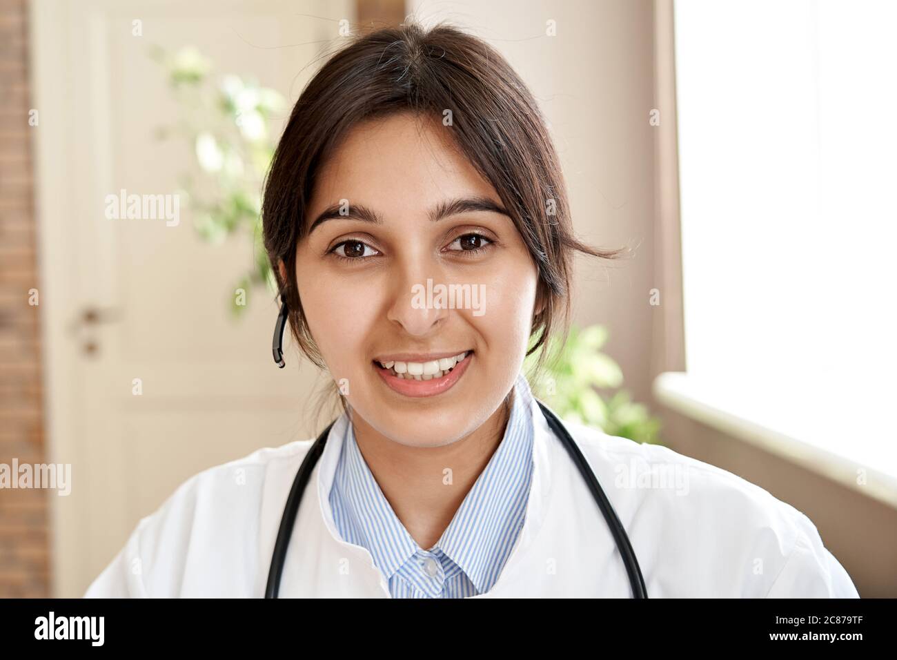 Femme indienne médecin port casque visage tête de tir. Télémédecine en Inde Banque D'Images