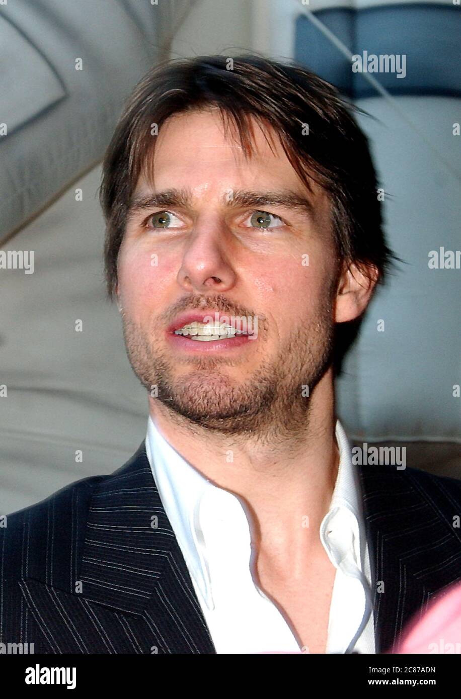 Washington, États-Unis d'Amérique. 17 avril 2002. Tom Cruise, narrateur du nouveau film « Imax Space Station 3D », arrive au National Air and Space Museum pour la première du film à Washington, DC le 17 avril 2002.Credit: Ron Sachs/CNP | usage dans le monde crédit: dpa/Alay Live News Banque D'Images