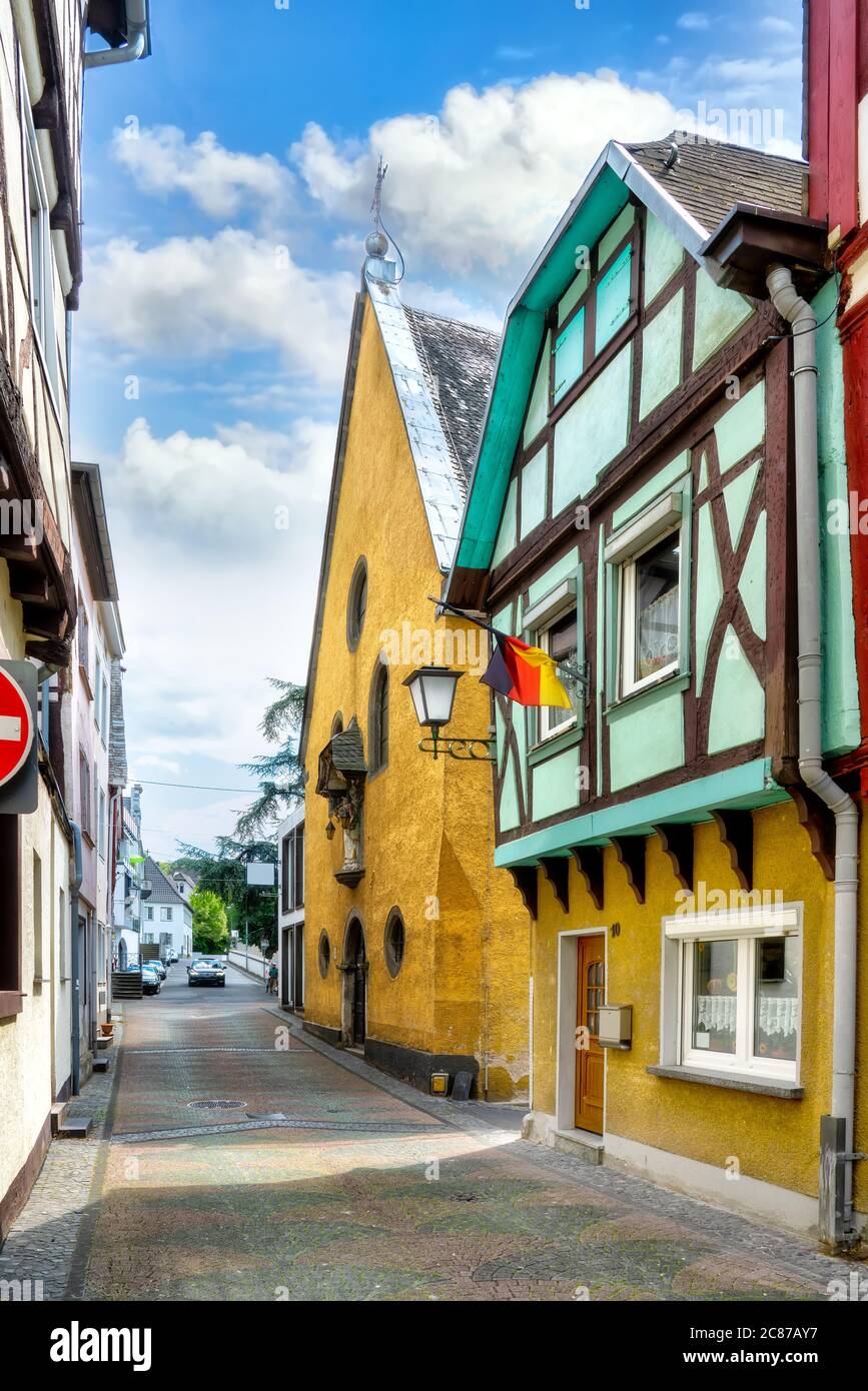 La Stadthalle (mairie) dans une rue étroite de la ville de Linz au Rhin, Allemagne Banque D'Images