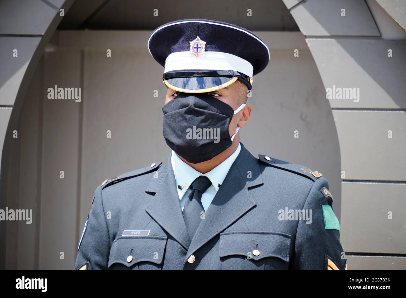 Portrait Garde militaire avec masque facial protecteur en raison d'une pandémie en cours au Monument commémoratif de guerre du Canada à Ottawa Banque D'Images