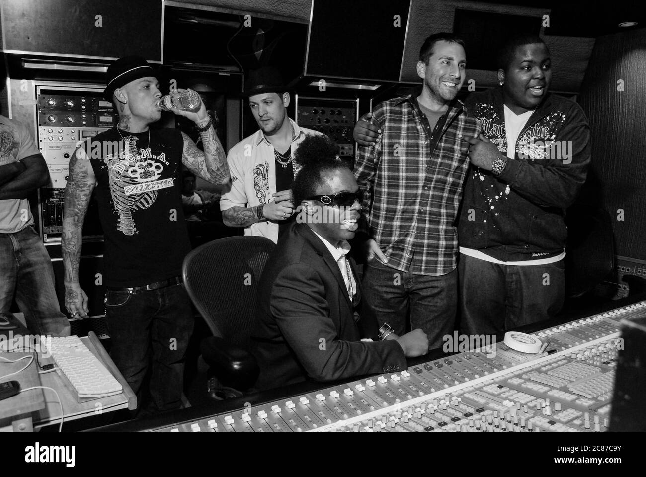 (G-D) Detail (assis sous la présidence), Benji Madden et Joel Madden de Good Charlotte, Brandon Creed et Sean Kingston dans un studio d'enregistrement travaillant sur le nouveau single 'Shhoulda Laet U Go' le 11 janvier 2009 à Los Angeles, Californie. Crédit : Jared Milgrim/accès photo Banque D'Images