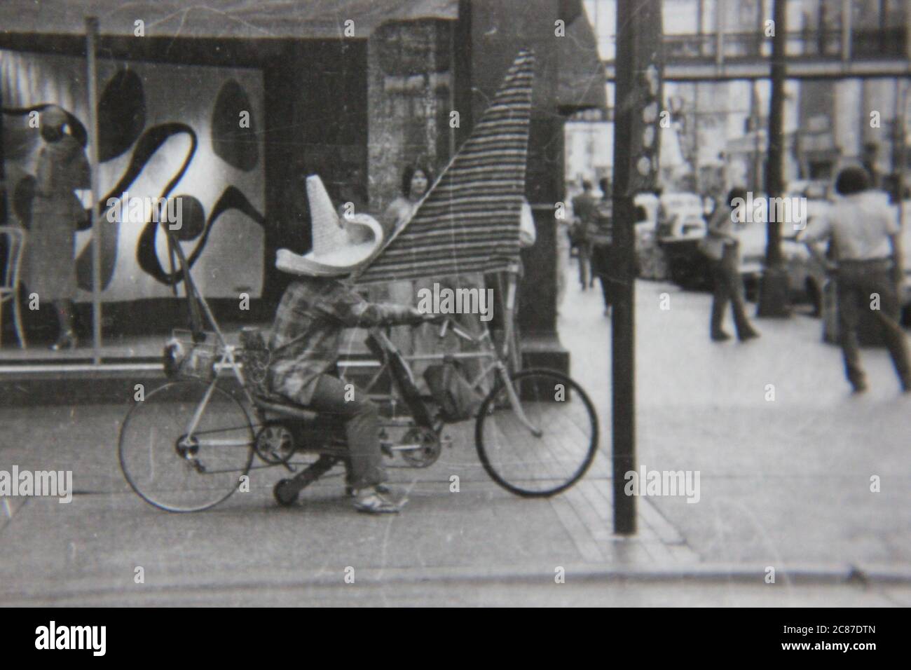 Belle années 70 vintage noir et blanc style de vie photographie de l'homme à cheval un vélo décoré tout en portant un sombrero. Banque D'Images