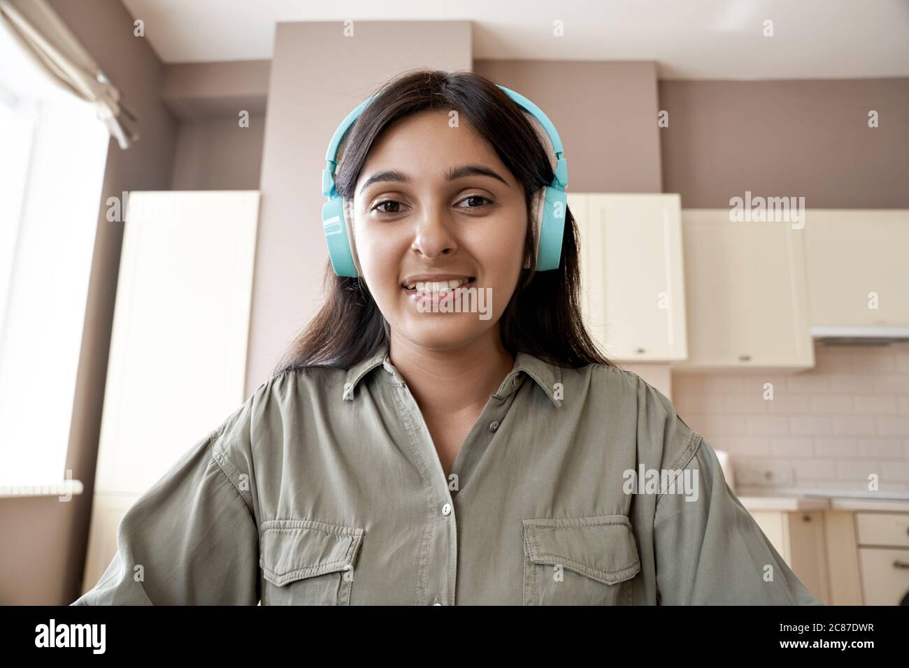 Femme indienne enseignante vêtue d'un casque regardant la webcam. Banque D'Images