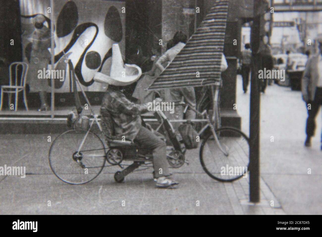 Belle années 70 vintage noir et blanc style de vie photographie de l'homme à cheval un vélo décoré tout en portant un sombrero. Banque D'Images