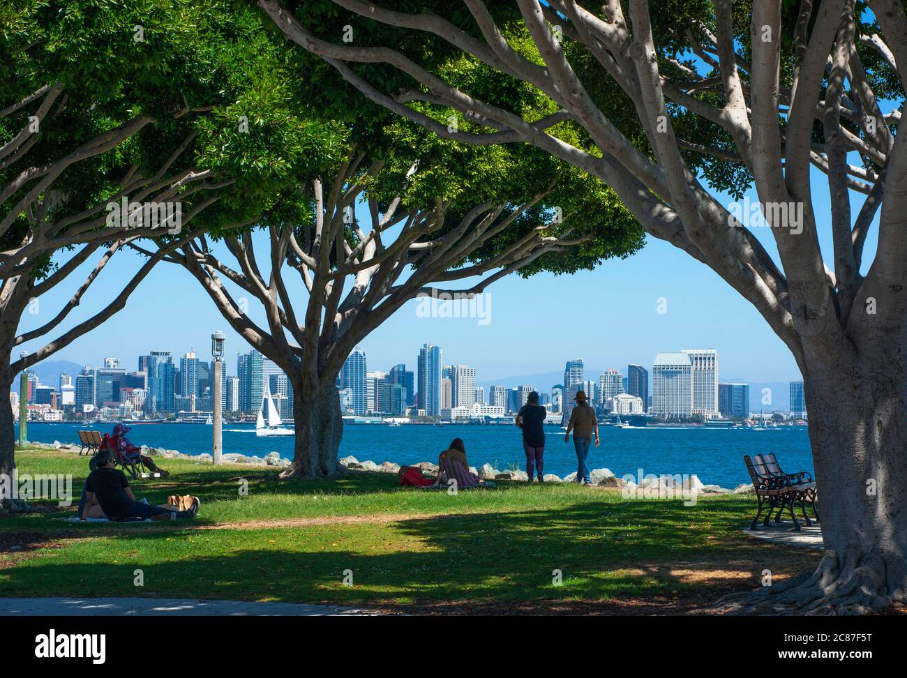 Destination San Diego. VUE SUR L'EAU AVEC LES GENS DANS LE PARC SOUS LES ARBRES À L'ATTERRISSAGE HISTORIQUE ESPAGNOL. LUMIÈRE DU JOUR AVEC OMBRES. OBJECTIF MINOLTA DE SONY Banque D'Images