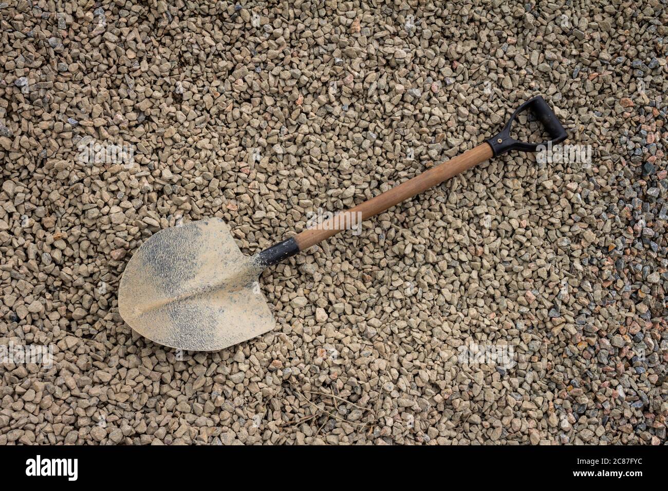 Petites pierres cassées utilisées pour la construction. Matériaux naturels pour colonnes et bases de bâtiments. Pelle pointue sur les rochers. Espace libre pour écrire. Banque D'Images