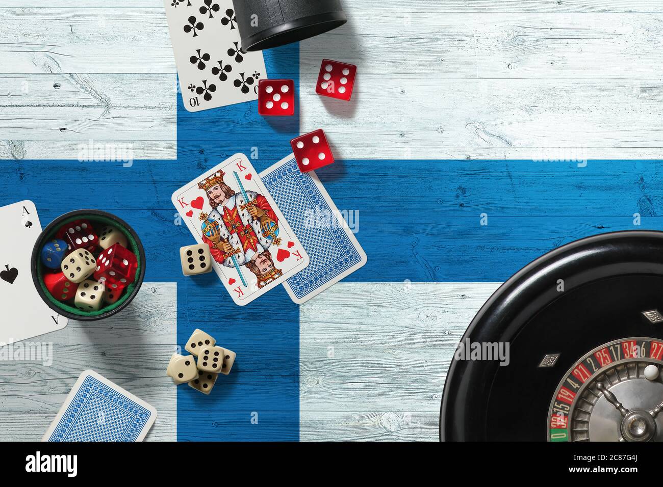 Thème casino Finlande. Jeu de poker Aces, cartes et jetons sur table ...