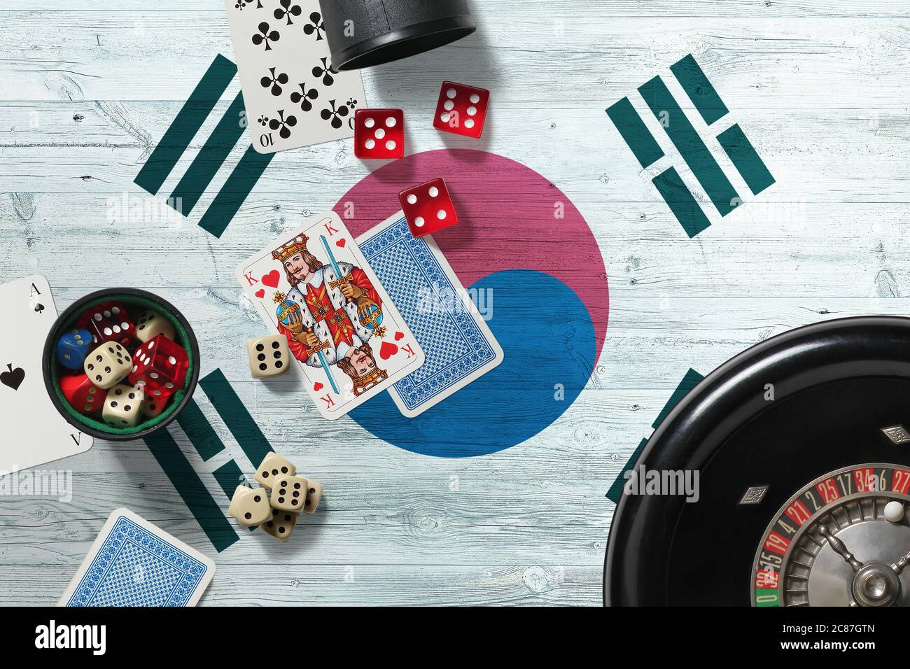 Thème Casino De Corée Du Sud. Jeu De Poker Aces, Cartes Et Jetons Sur Table  Rouge Avec Drapeau National En Bois. Jeux Et Paris Photo Stock - Alamy