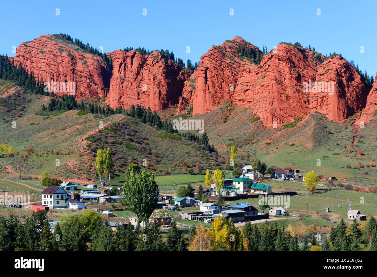 Jeti Oguz et Seven Bulls Rock dans la région d'Issyk-Kul, dans la campagne du Kirghizistan. Petit village avec maisons entourées par la nature en Asie centrale. Banque D'Images