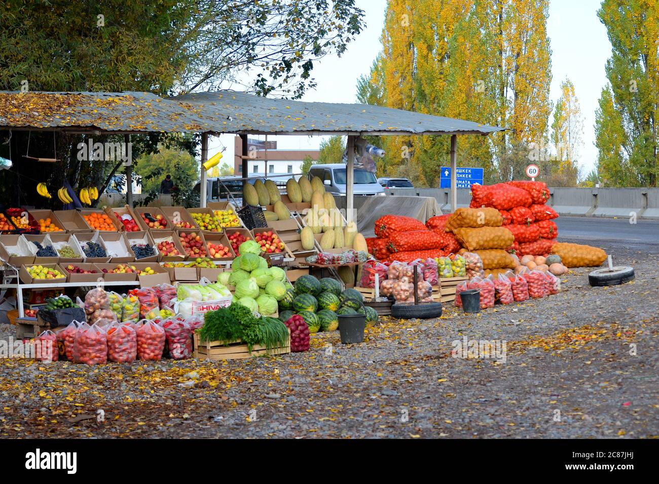 Les fruits et légumes frais locaux stallent marché par la route dans la campagne Kirghizistan vue près de Bishkek. Chute de feuillage sur le sol. Banque D'Images