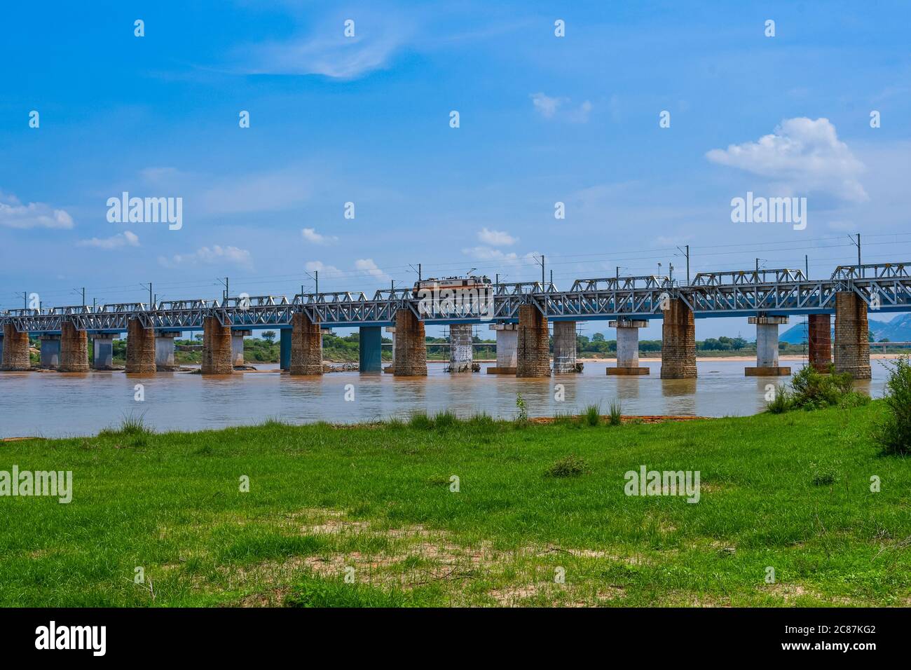 Kesinga, Kalahandi, Odisha, Inde. 26 juin 2020. Indian Railways Bridge sur la rivière tel à Luthurband avec un magnifique paysage naturel. Banque D'Images